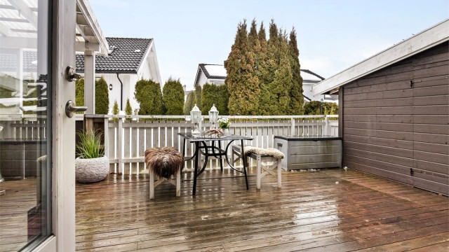 Lun sydøstvendt veranda på 31 kvm.