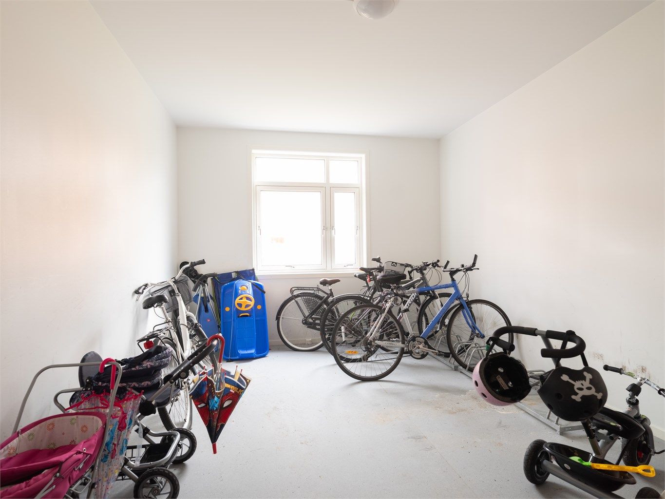 Felles bod for trygg oppbevaring av sykler. I tillegg er finnes det en bod med noe felles utemøbler m.m.