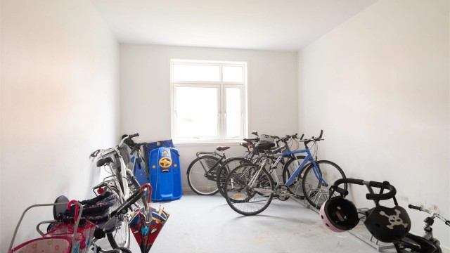 Felles bod for trygg oppbevaring av sykler. I tillegg er finnes det en bod med noe felles utemøbler m.m.