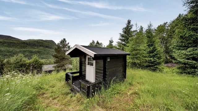 Det er og oppført en liten lekehytte for de minste