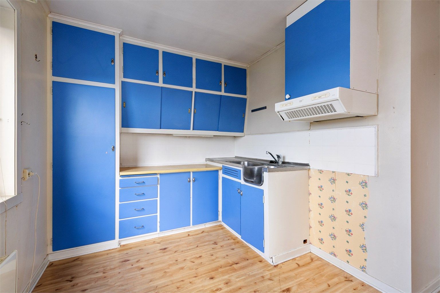 Kjøkkenet i andre etasje har en eldre innredning med malte fronter