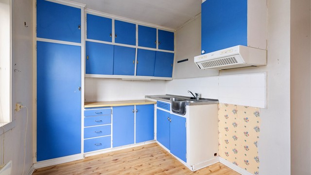 Kjøkkenet i andre etasje har en eldre innredning med malte fronter