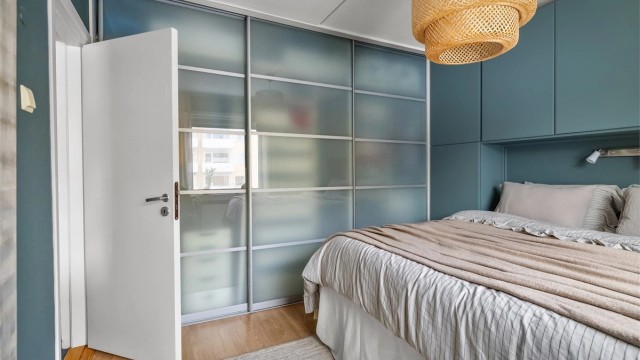 Praktisk, plassbygd garderobeløsning og skyvedørsgarderobe gir god lagringskapasitet