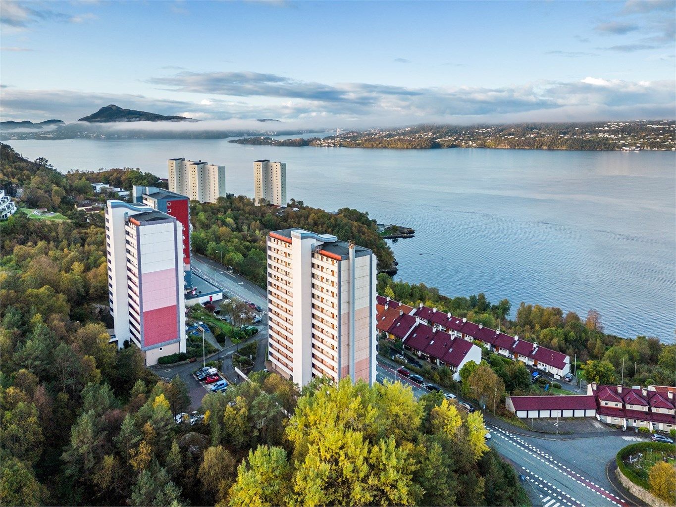 Borettslaget har en attraktiv beliggenhet langs Helleveien nær bussholdeplass med hyppige avganger mot både Åsane og Bergen sentrum.