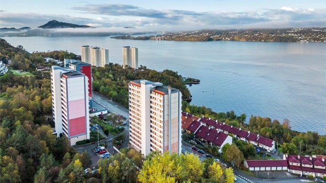Borettslaget har en attraktiv beliggenhet langs Helleveien nær bussholdeplass med hyppige avganger mot både Åsane og Bergen sentrum.