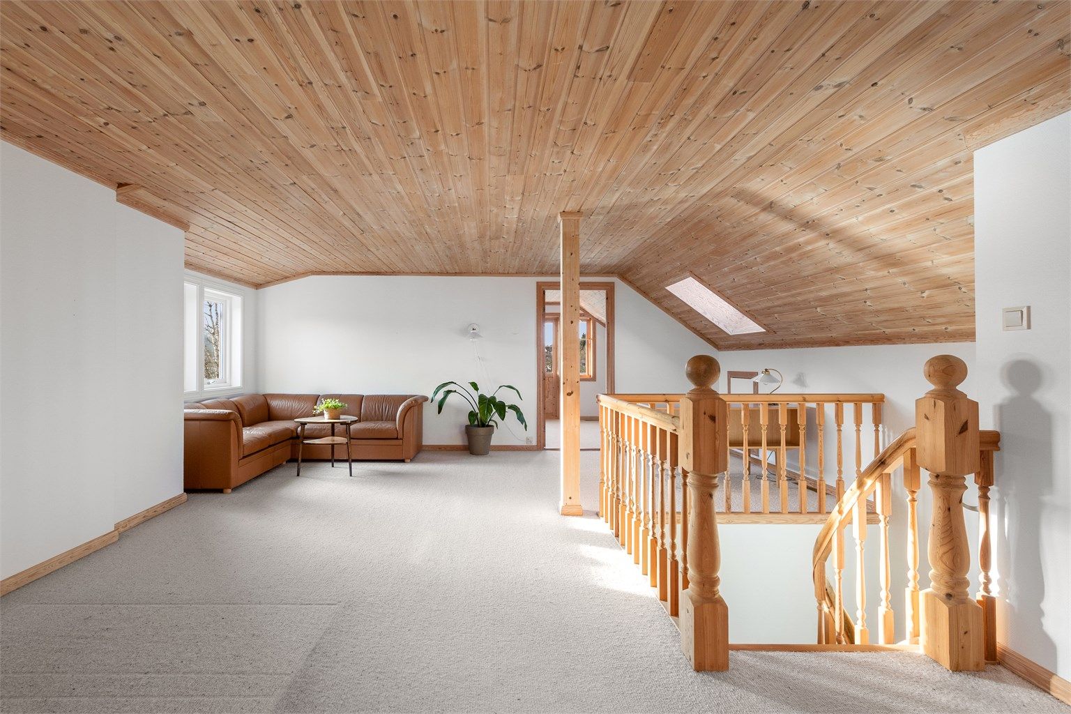 Stor åpen loftstue/trapperom i 2. etasje