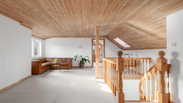 Stor åpen loftstue/trapperom i 2. etasje