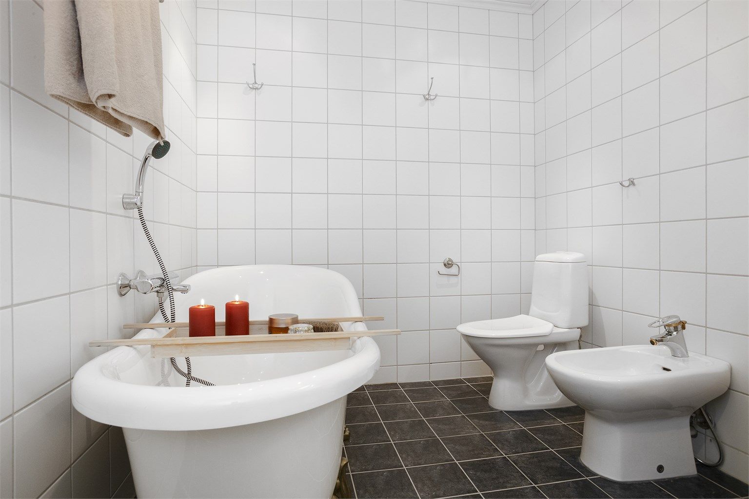 Badet er utstyrt med både gulvmontert klosett og bidé.