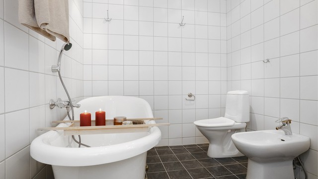 Badet er utstyrt med både gulvmontert klosett og bidé.