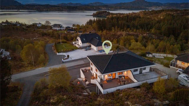 Velkommen til Furehaugen 1C!
Foto: Silje Holte / @frksuper. Boligen ligger høyt og fritt med en dominerende utsikt over landskapet.