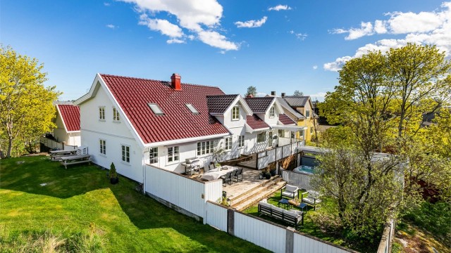 Eiendommen er å betrakte som en skjult perle i byen. Øverst og ytterst på Bjerget, med avlukket og helt usjenert hage mot vest.
