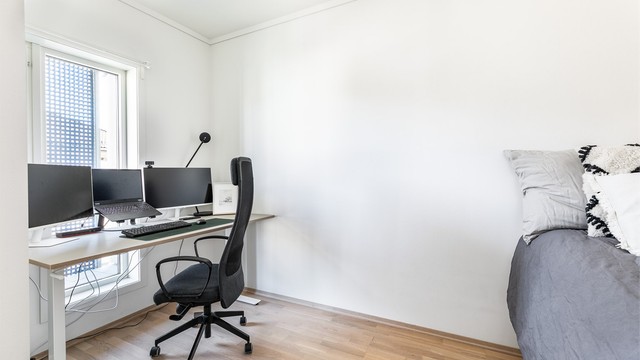 Med nesten 8 kvm. er soverom II er velfungerende barne-/gjesterom.