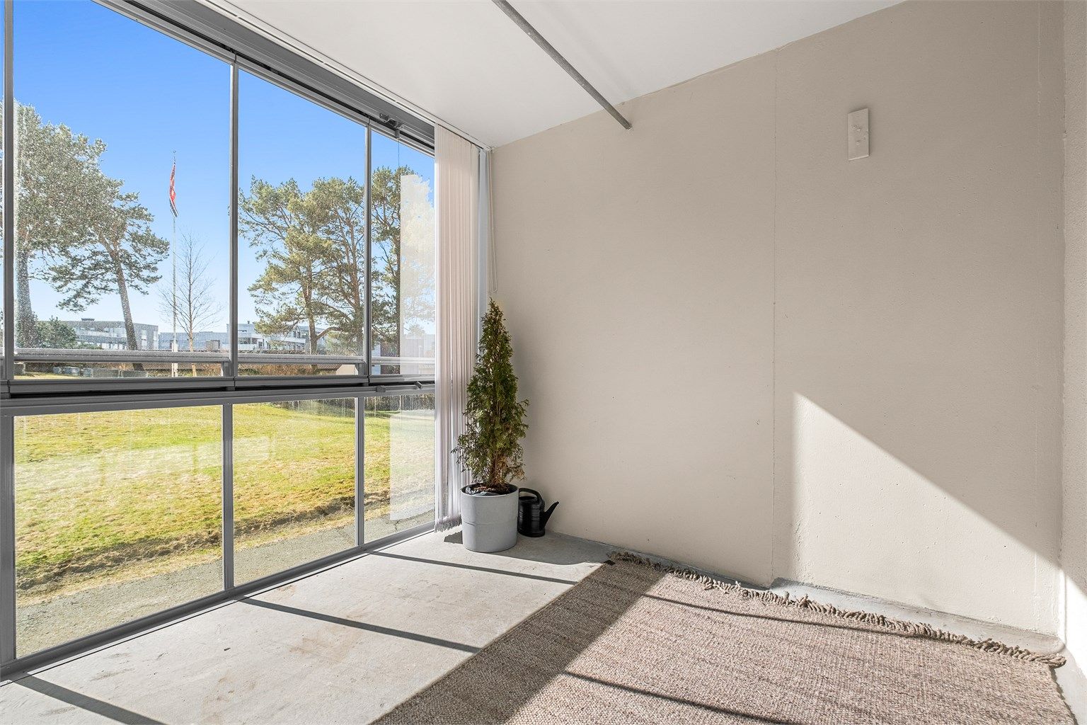 Balkongen har gode bruksmuligheter med plass til sittegruppe eller grønne innslag etter eget ønske.