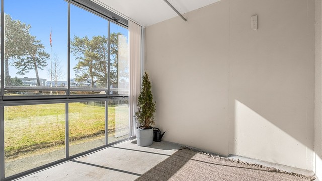 Balkongen har gode bruksmuligheter med plass til sittegruppe eller grønne innslag etter eget ønske.