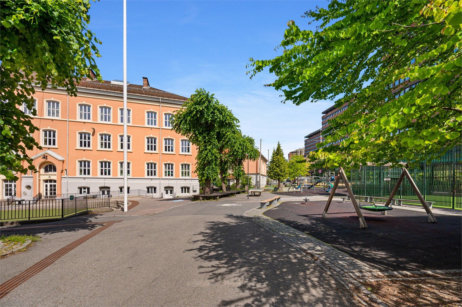 Tøyen skole ligger kun et par minutters gange fra leiligheten.