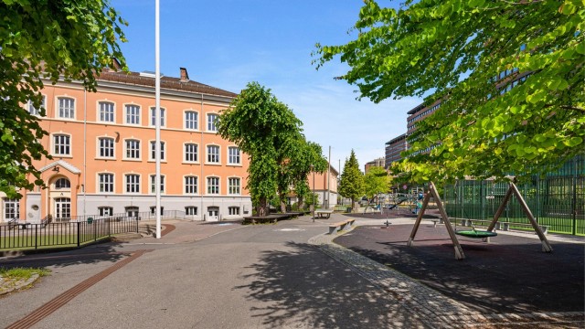 Tøyen skole ligger kun et par minutters gange fra leiligheten.