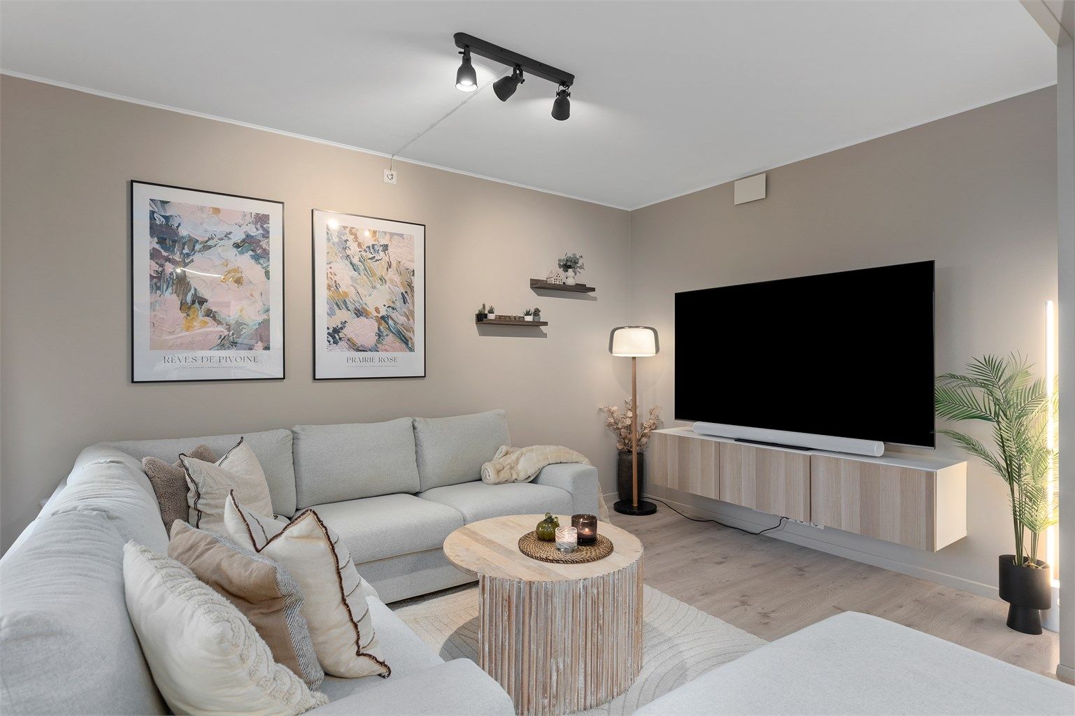 Stuen har god plass til stor sofagruppe med tilhørende TV-møblement og spisegruppe. 