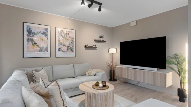 Stuen har god plass til stor sofagruppe med tilhørende TV-møblement og spisegruppe.