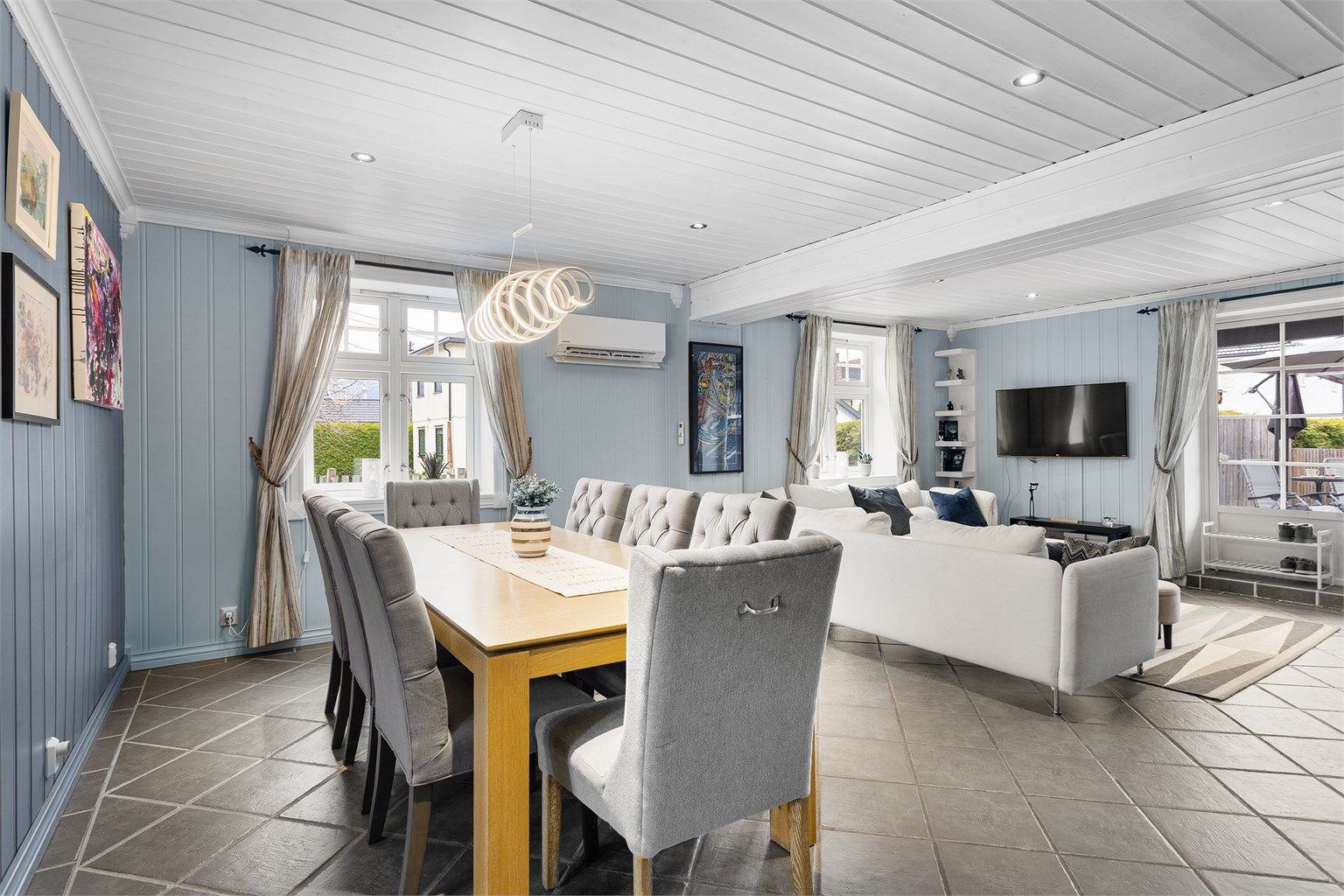 God plass til spisebord og sofagruppe