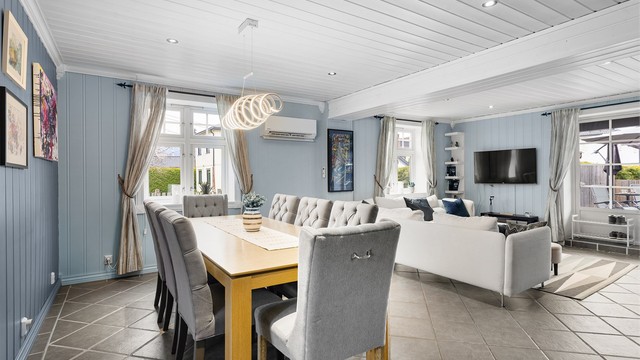 God plass til spisebord og sofagruppe