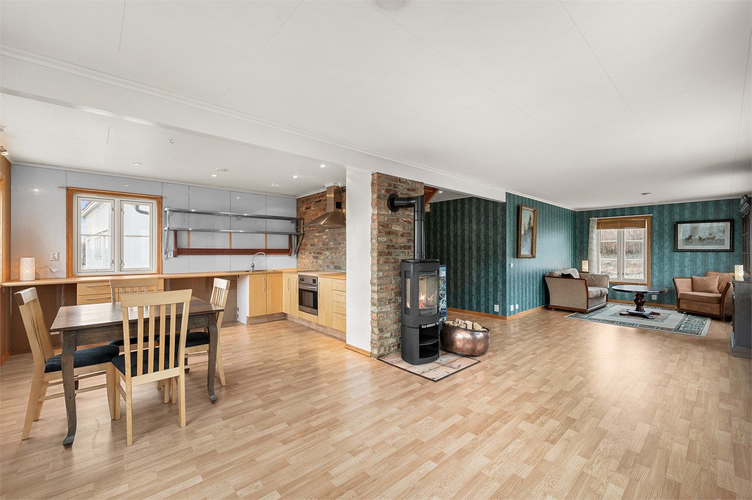 Lys og innbydende stue med store vindusflater som slipper inn godt med dagslys og samtidig fremhever den flotte beliggenheten.