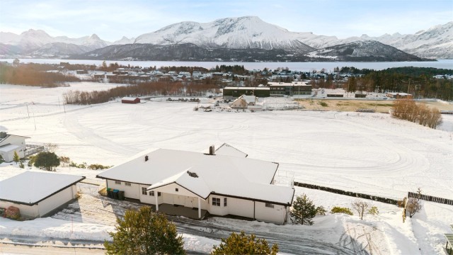 Med Emblem skule i gangavstand er hverdagslogistikken for barnefamilier enkel.