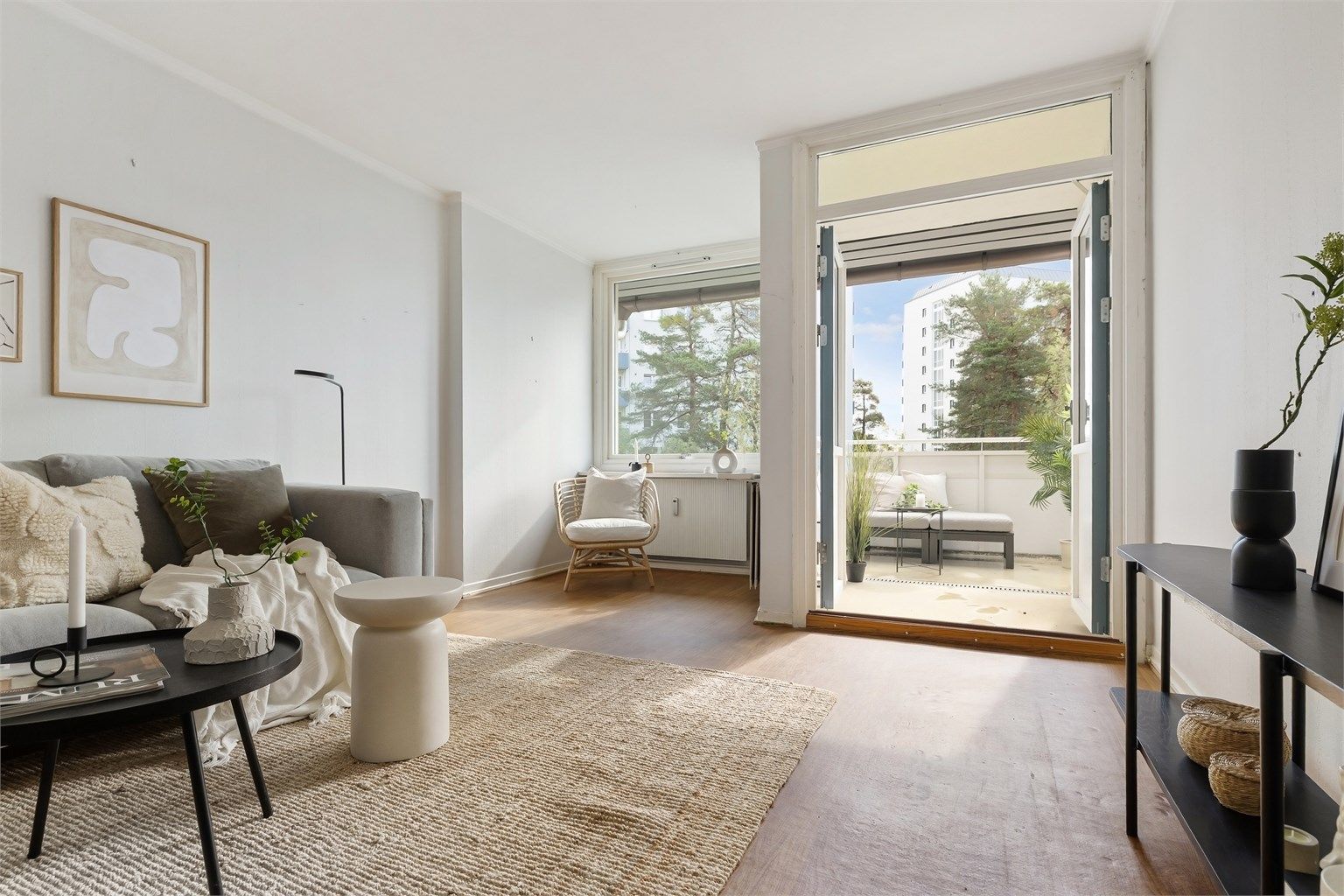 Leiligheten har en gjennomgående og effektiv planløsning med en usjenert, sydvendt balkong hvor det er gode solforhold og fin utsikt