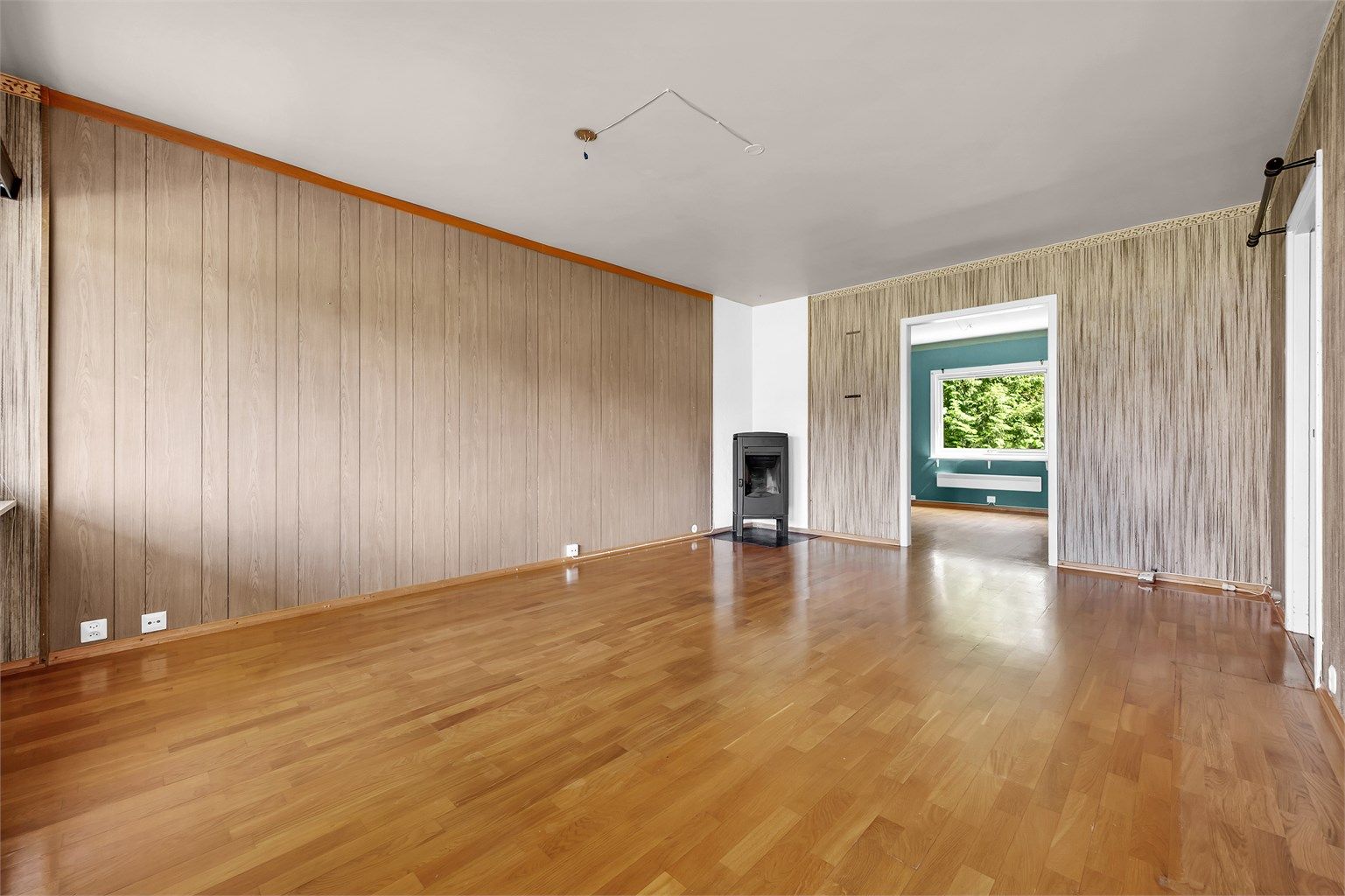 Det er laget en større åpning mellom stue og opprinnelig soverom. 