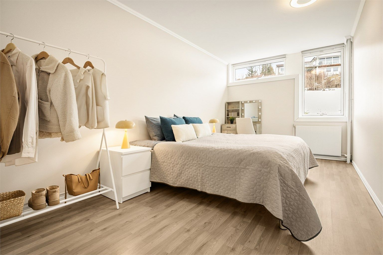 Soverommet er romslig med god plass til dobbeltseng og garderobeløsninger.
Foto: Stine Jørgensen Prøitz