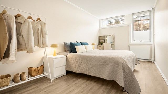 Soverommet er romslig med god plass til dobbeltseng og garderobeløsninger.
Foto: Stine Jørgensen Prøitz