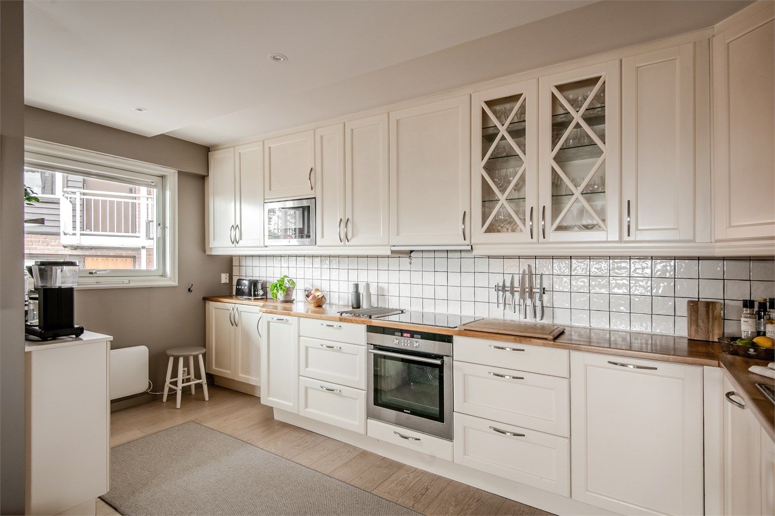 Rikelig med skap- og benkeplass, supplert med vitrineskap som gir et luftig preg.