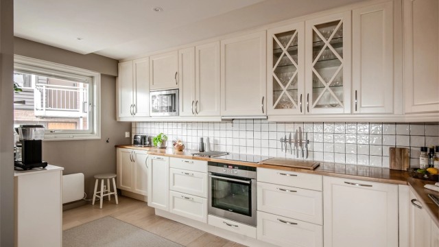 Rikelig med skap- og benkeplass, supplert med vitrineskap som gir et luftig preg.