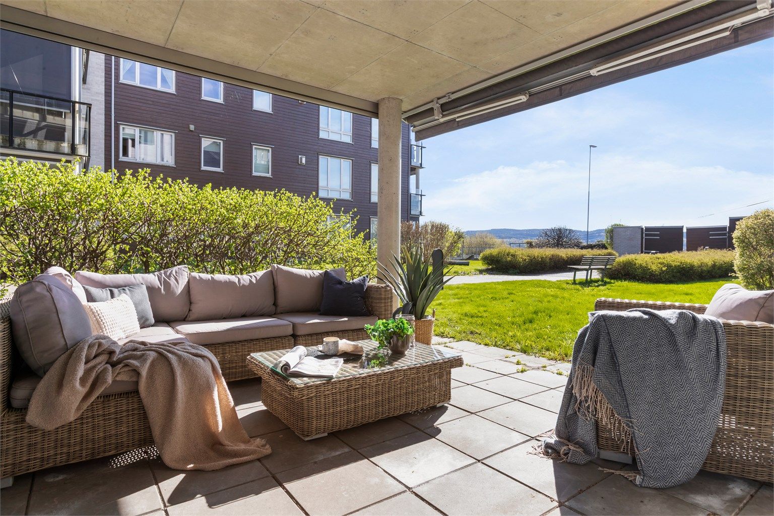 Fra stuen er det direkte utgang til en romslig og overbygget markterrasse. Den sydøstvendte plasseringen gjør dette til en fin utvidelse av stuen.
