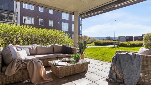 Fra stuen er det direkte utgang til en romslig og overbygget markterrasse. Den sydøstvendte plasseringen gjør dette til en fin utvidelse av stuen.