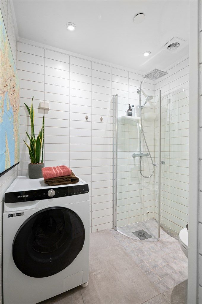 Det er opplegg for vaskemaskin, samt en elektrisk vifte som sikrer god ventilasjon.