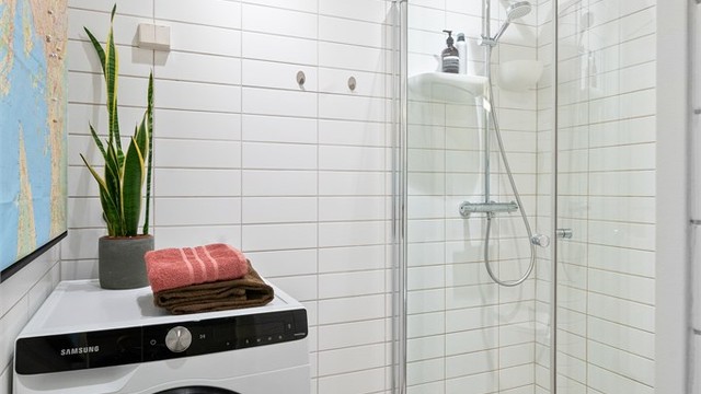 Det er opplegg for vaskemaskin, samt en elektrisk vifte som sikrer god ventilasjon.