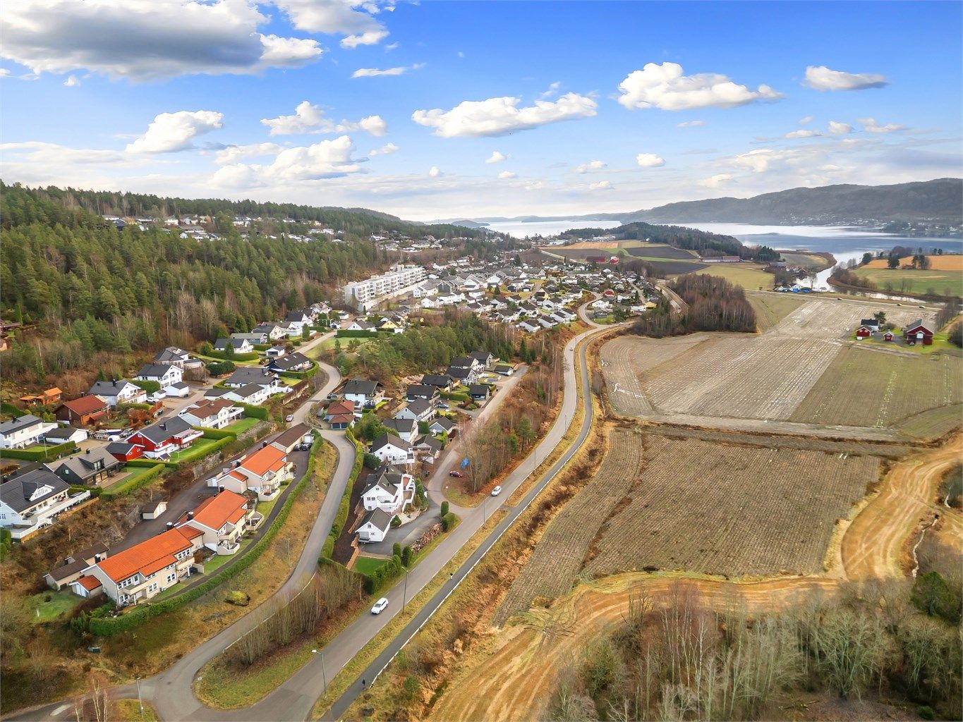 Barne- og ungdomsskole i Sande sentrum, det er gang- og sykkelsti til sentrum