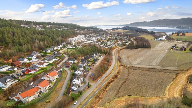 Barne- og ungdomsskole i Sande sentrum, det er gang- og sykkelsti til sentrum