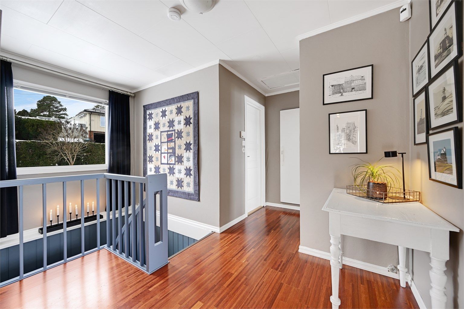 Lys og innbydende etasje med gjennomgående dagslys. 