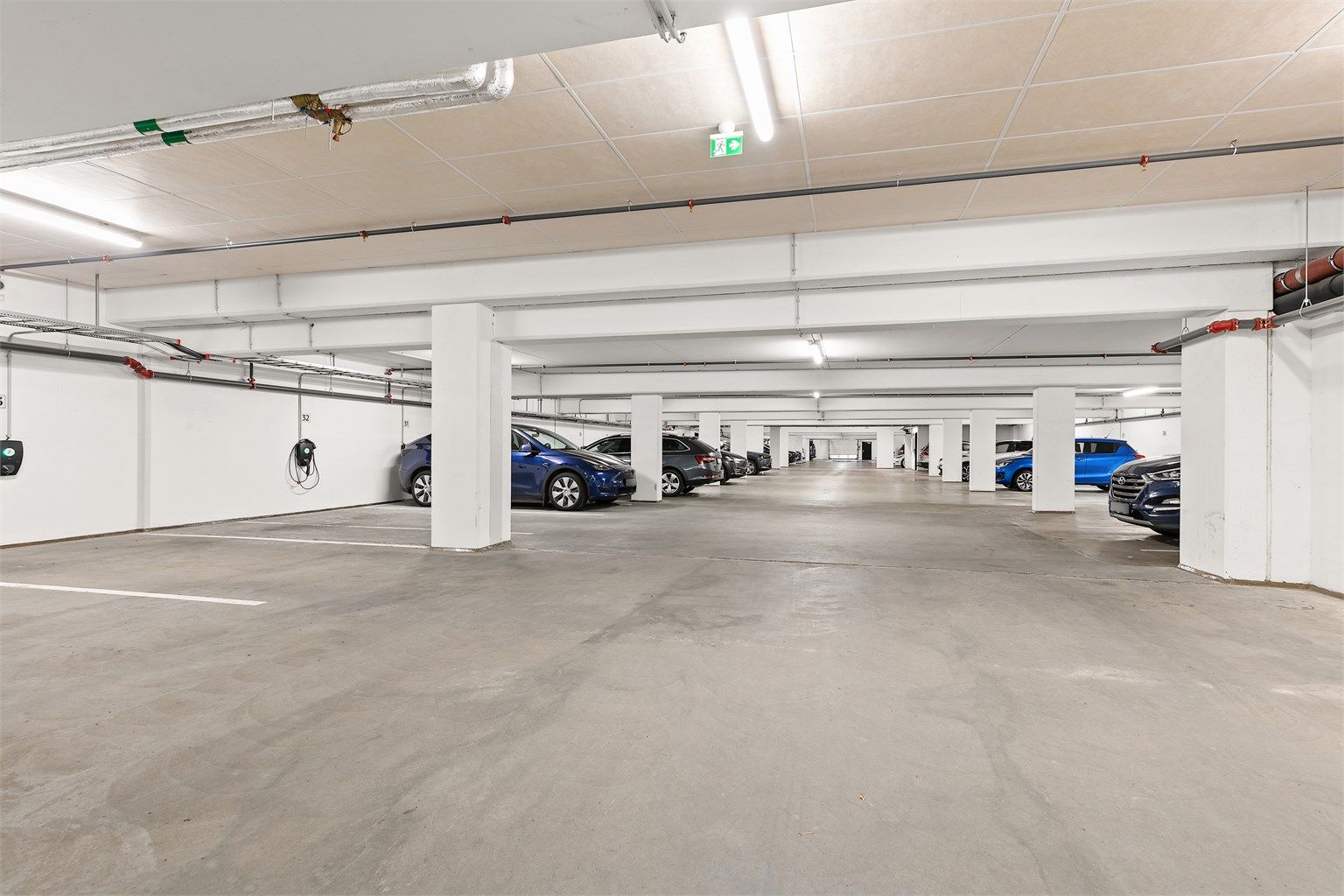 To garasjeplasser i felles parkeringsanlegg følger boligen.