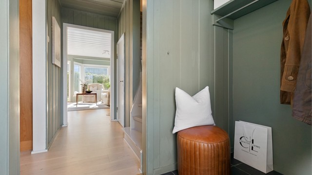 Fra entréen åpner boligen seg opp, med en siktlinje som strekker seg gjennom stuen og ut mot hagen.