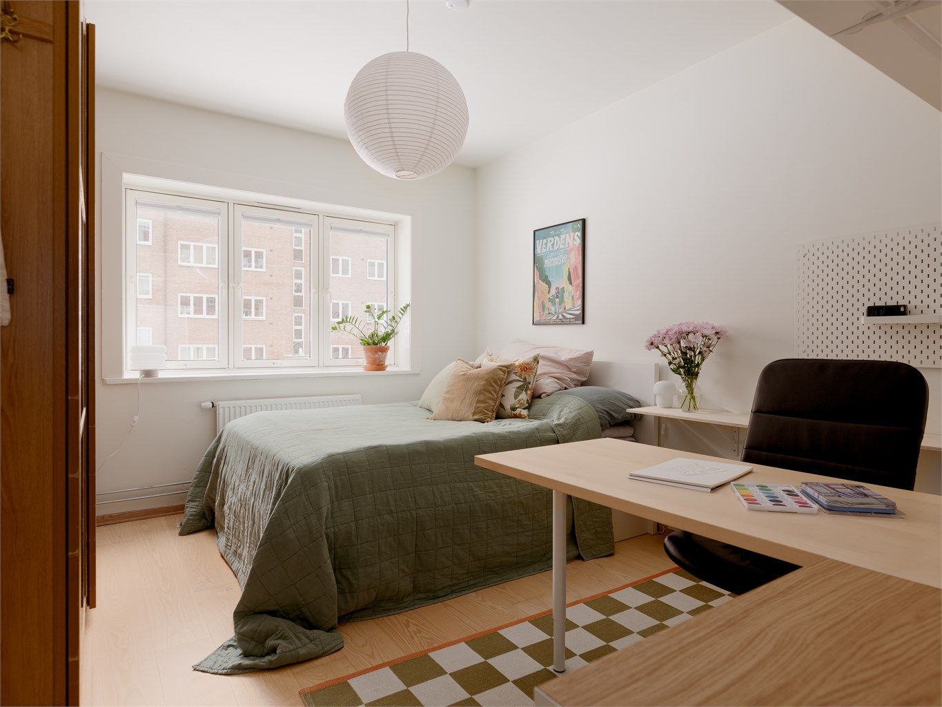 Hovedsoverommet er romslig og kan enkelt innredes med både dobbeltseng og tilhørende nattbord. 