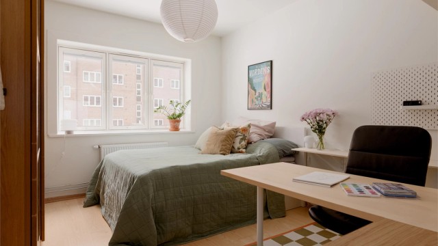 Hovedsoverommet er romslig og kan enkelt innredes med både dobbeltseng og tilhørende nattbord.