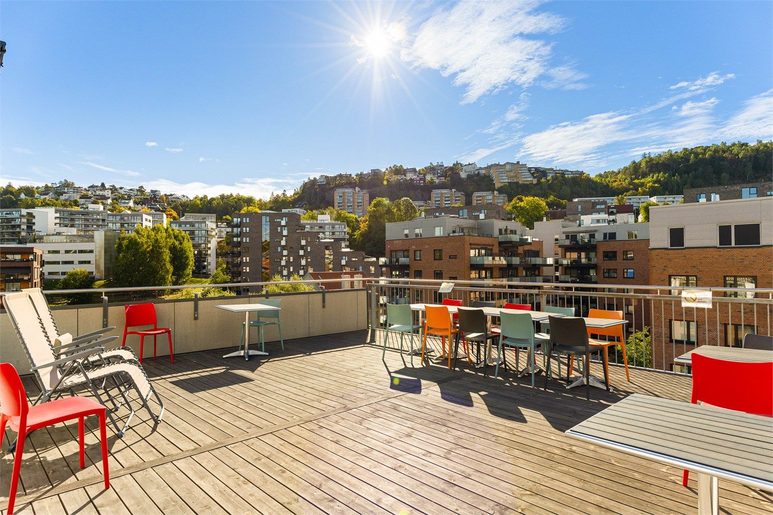 Leiligheten har adgang til felles takterrasse i Turbinveien 7 med gode solforhold, sittegrupper og flott utsikt over Kværnerbyen.