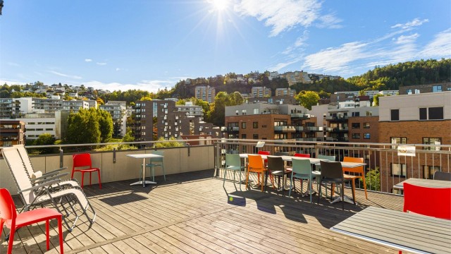Leiligheten har adgang til felles takterrasse i Turbinveien 7 med gode solforhold, sittegrupper og flott utsikt over Kværnerbyen.