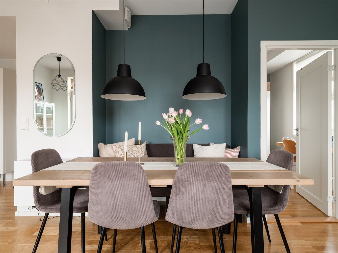 Plassbygd spisesofa med bord og stoler følger med i handelen.