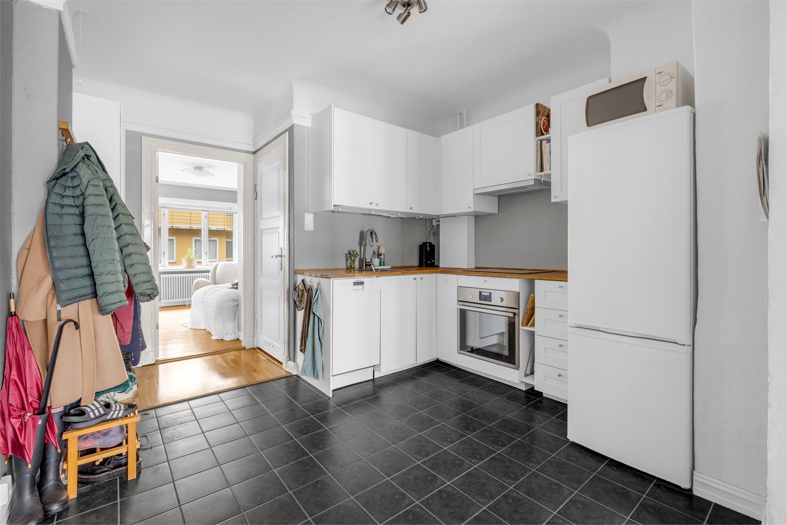 Leiligheten har en god romfølelse og åpen planløsning som skaper en luftig atmosfære.