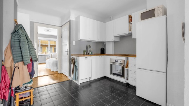 Leiligheten har en god romfølelse og åpen planløsning som skaper en luftig atmosfære.