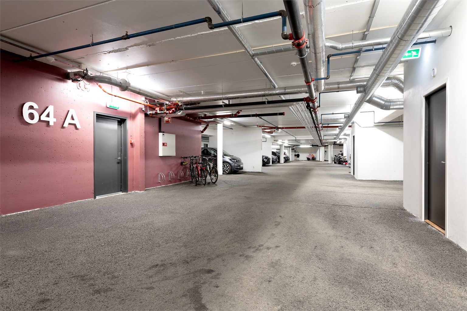 Garasjeanlegg i underetasjen hvor det disponeres 1 plass, samt gjesteparkering