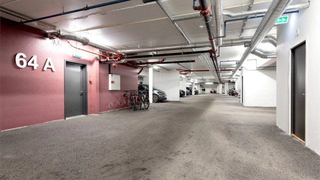 Garasjeanlegg i underetasjen hvor det disponeres 1 plass, samt gjesteparkering